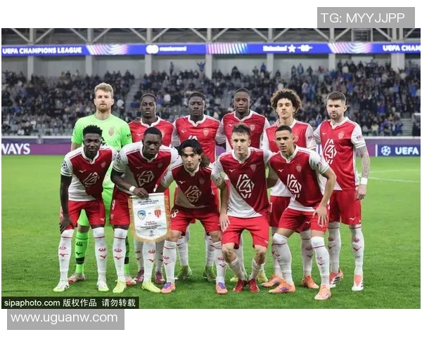 足球明星与观众背影交织的瞬间展现了激情与梦想的完美结合